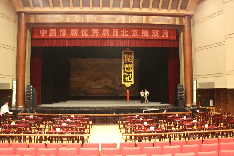 京剧舞台演出中舞台羞羞视频在线播放设计的特性和作用